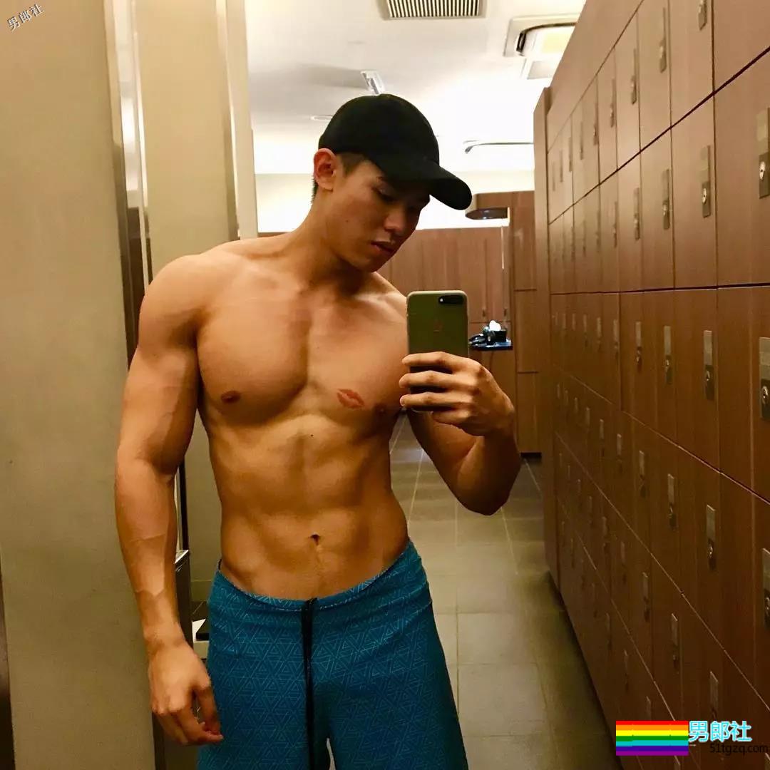 呆萌小奶狗臀翘腿长，空挡小短裤太招摇！ - 51虹马