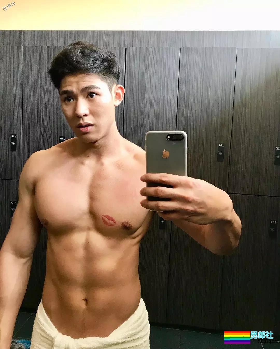 呆萌小奶狗臀翘腿长，空挡小短裤太招摇！ - 51虹马