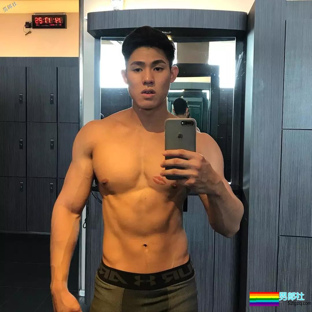 呆萌小奶狗臀翘腿长，空挡小短裤太招摇！ - 51虹马