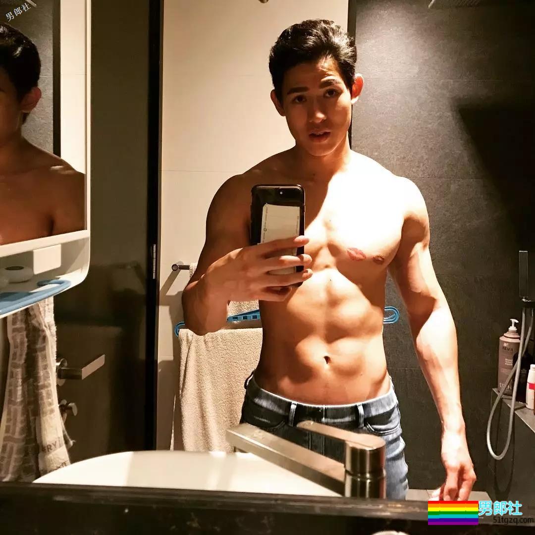 呆萌小奶狗臀翘腿长，空挡小短裤太招摇！ - 51虹马