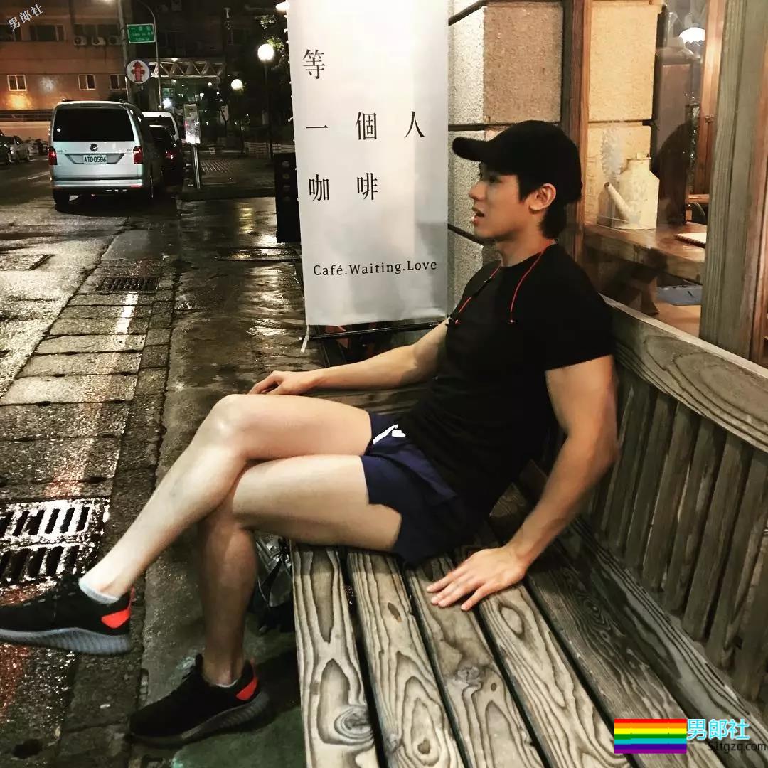 呆萌小奶狗臀翘腿长，空挡小短裤太招摇！ - 51虹马