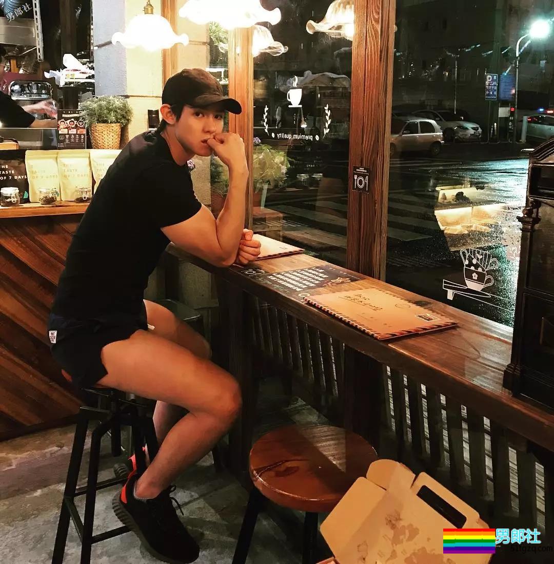 呆萌小奶狗臀翘腿长，空挡小短裤太招摇！ - 51虹马