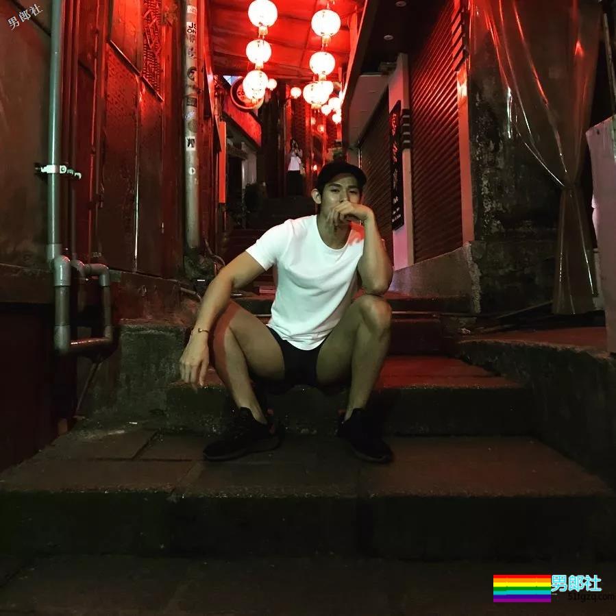 呆萌小奶狗臀翘腿长，空挡小短裤太招摇！ - 51虹马