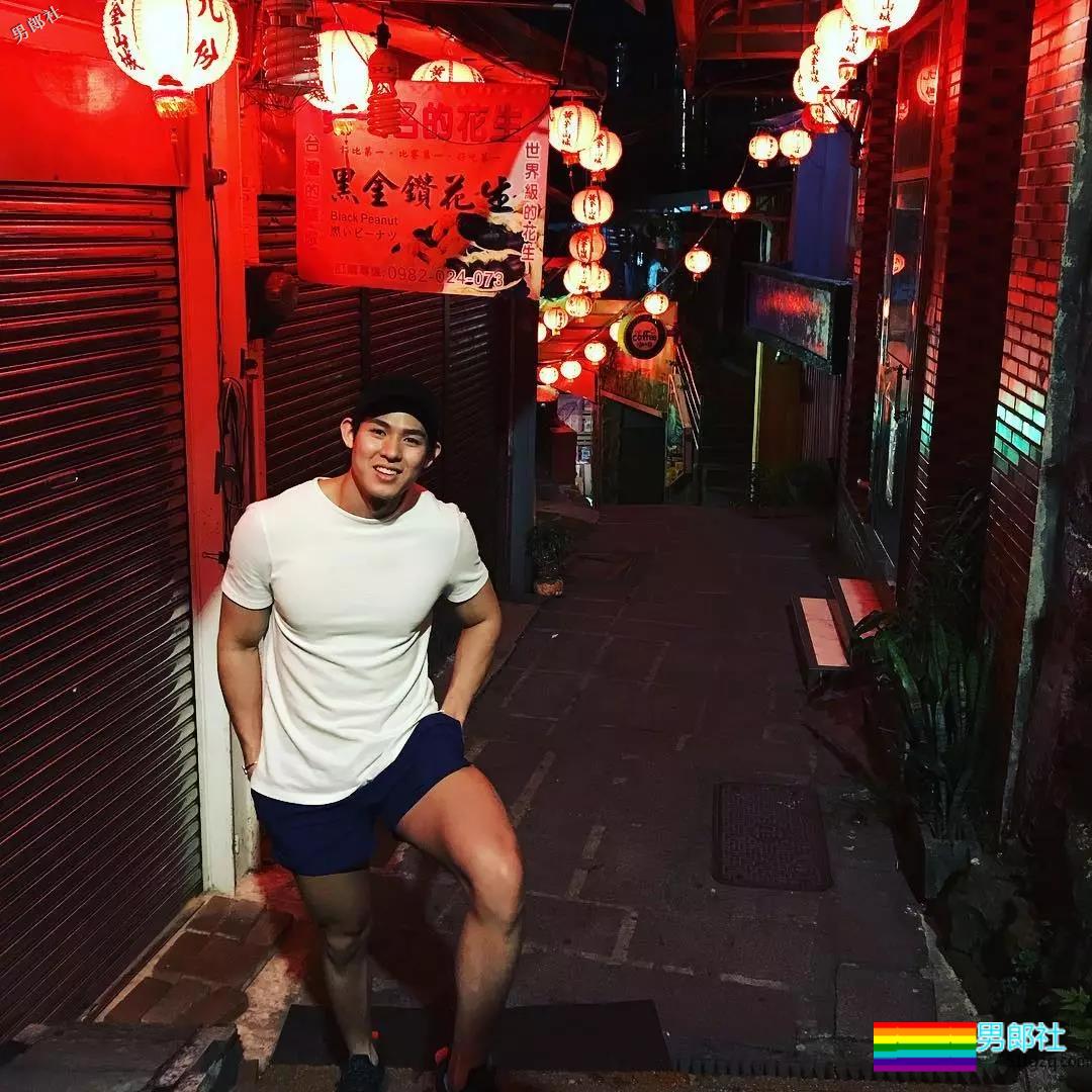 呆萌小奶狗臀翘腿长，空挡小短裤太招摇！ - 51虹马