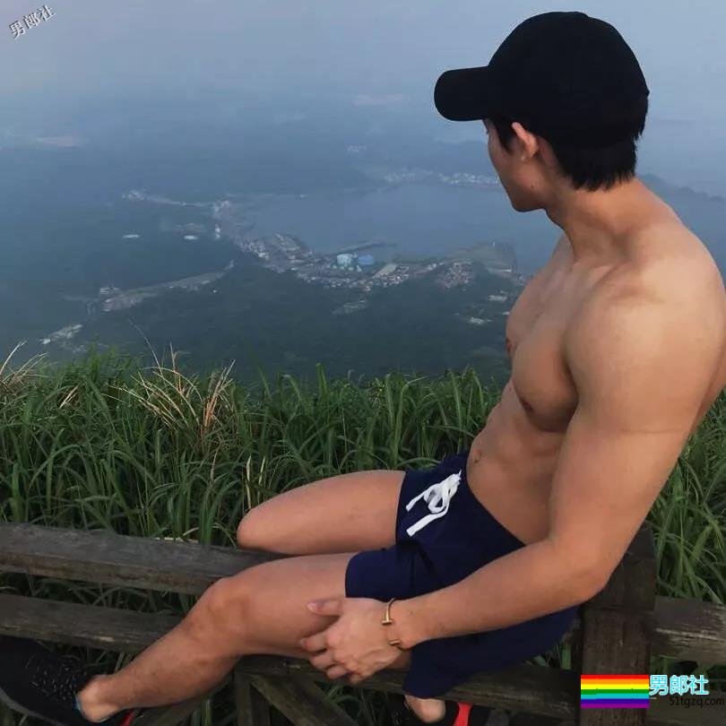 呆萌小奶狗臀翘腿长，空挡小短裤太招摇！ - 51虹马