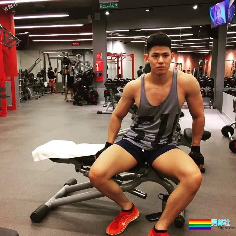 呆萌小奶狗臀翘腿长,空挡小短裤太招摇! - 51虹马 呆萌小奶狗臀翘腿长,空挡小短裤太招摇! - 51虹马