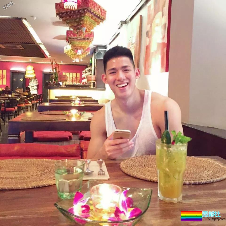 呆萌小奶狗臀翘腿长，空挡小短裤太招摇！ - 51虹马