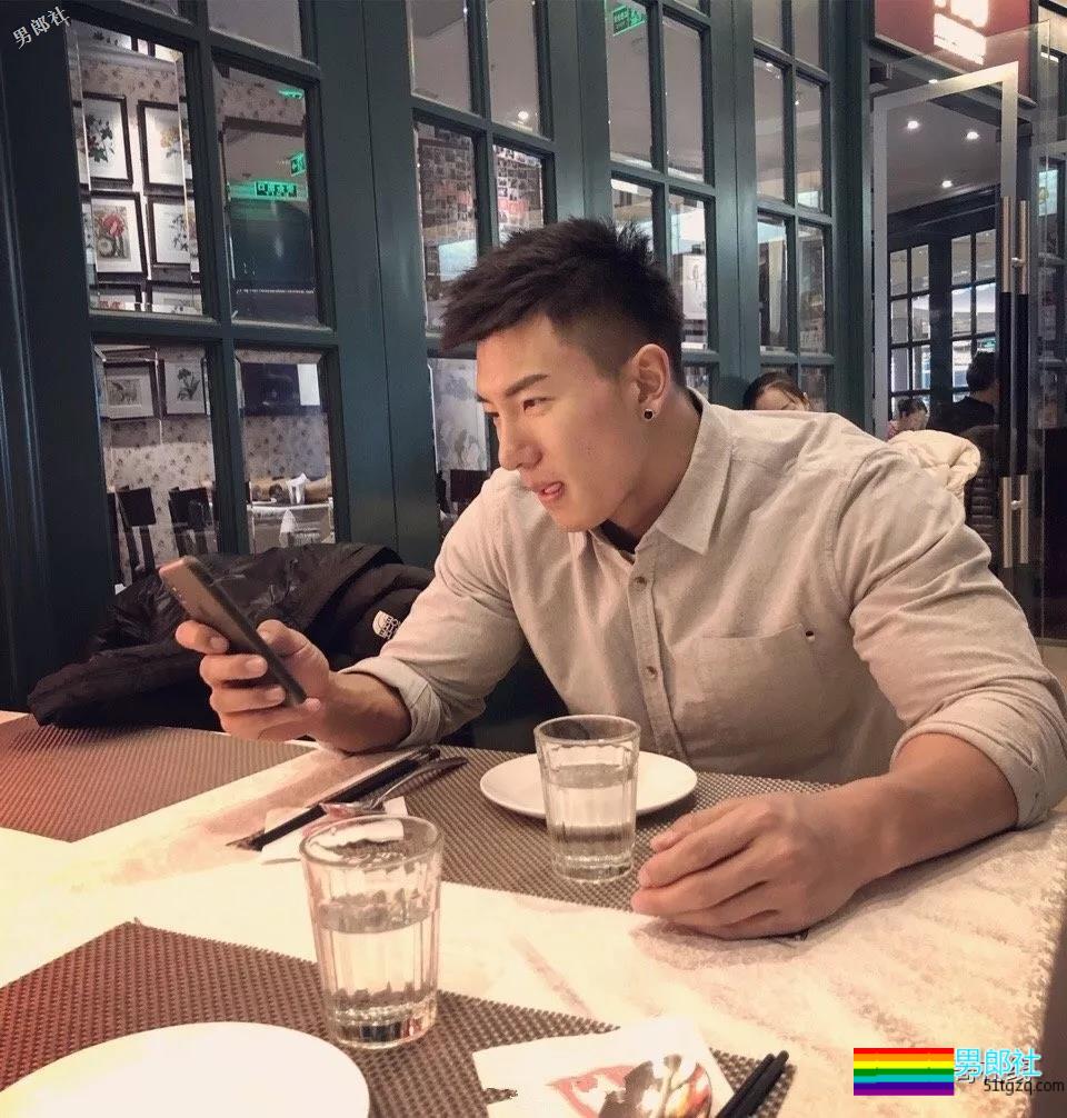 北体大超man体育生，阳刚腱子肉大筋霸！直言不拒粉丝试手感！ - 51虹马