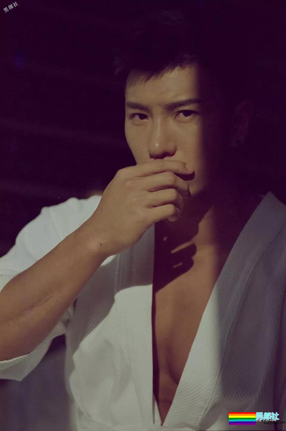 北体大超man体育生，阳刚腱子肉大筋霸！直言不拒粉丝试手感！ - 51虹马