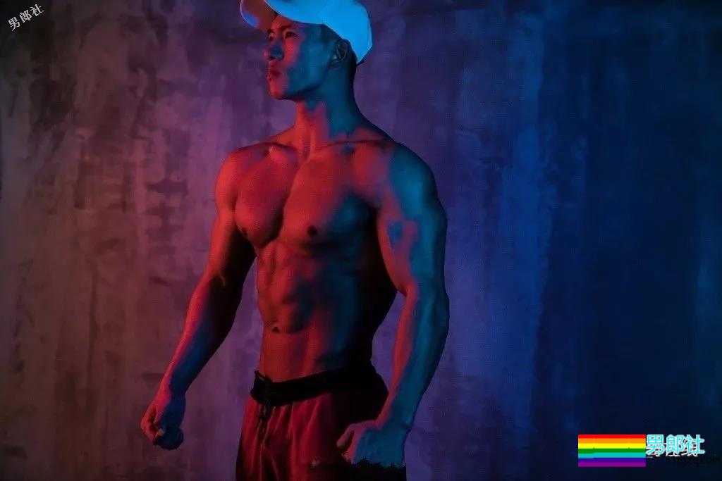 北体大超man体育生，阳刚腱子肉大筋霸！直言不拒粉丝试手感！ - 51虹马