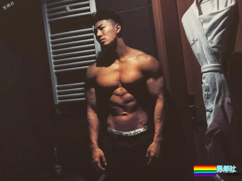 北体大超man体育生，阳刚腱子肉大筋霸！直言不拒粉丝试手感！ - 51虹马