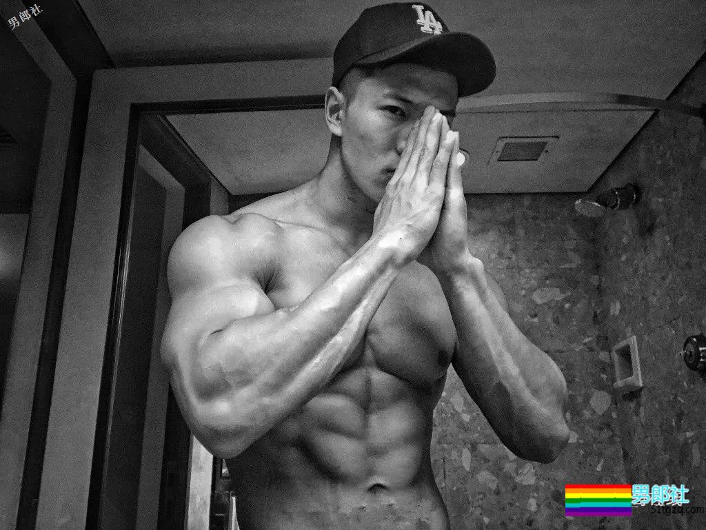 北体大超man体育生，阳刚腱子肉大筋霸！直言不拒粉丝试手感！ - 51虹马