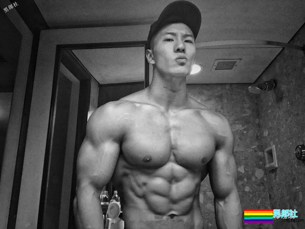 北体大超man体育生，阳刚腱子肉大筋霸！直言不拒粉丝试手感！ - 51虹马