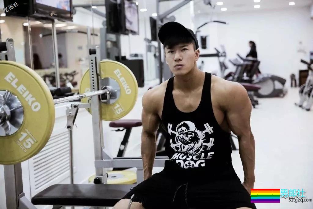 北体大超man体育生，阳刚腱子肉大筋霸！直言不拒粉丝试手感！ - 51虹马