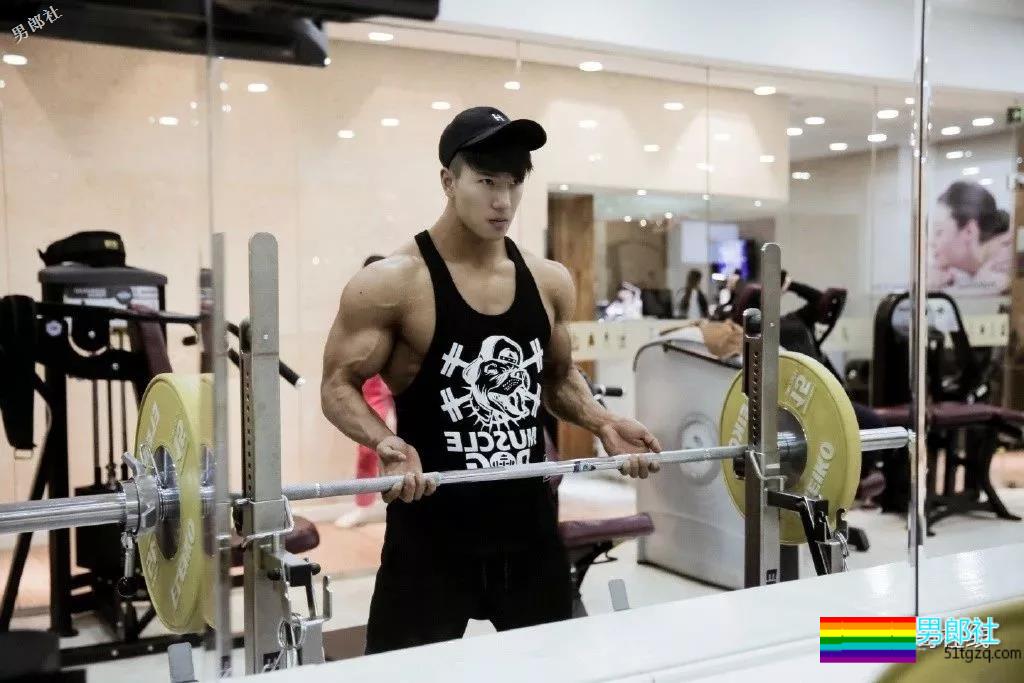 北体大超man体育生，阳刚腱子肉大筋霸！直言不拒粉丝试手感！ - 51虹马