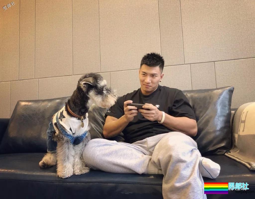 北体大超man体育生，阳刚腱子肉大筋霸！直言不拒粉丝试手感！ - 51虹马