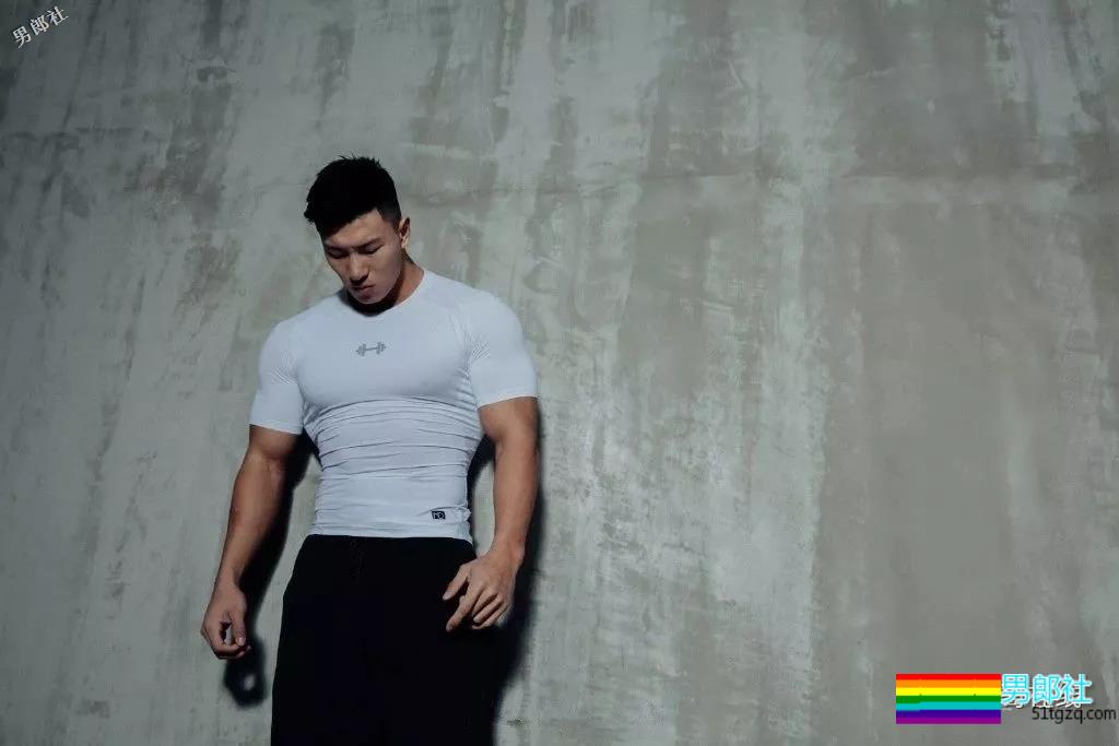 北体大超man体育生，阳刚腱子肉大筋霸！直言不拒粉丝试手感！ - 51虹马