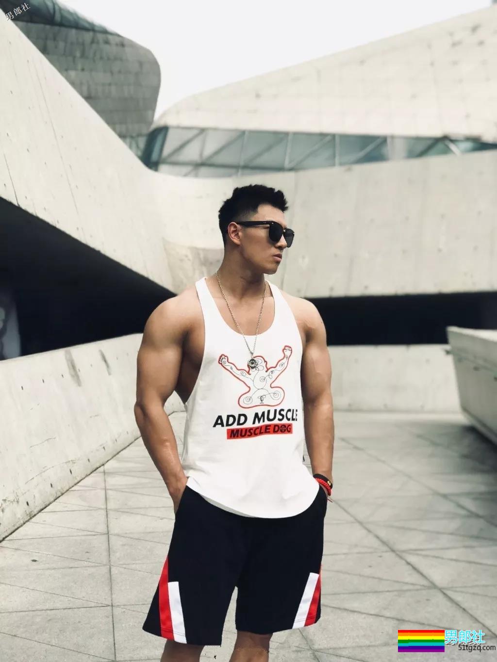 北体大超man体育生，阳刚腱子肉大筋霸！直言不拒粉丝试手感！ - 51虹马