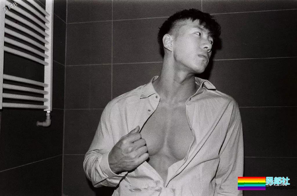 北体大超man体育生，阳刚腱子肉大筋霸！直言不拒粉丝试手感！ - 51虹马