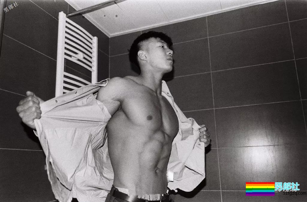 北体大超man体育生，阳刚腱子肉大筋霸！直言不拒粉丝试手感！ - 51虹马