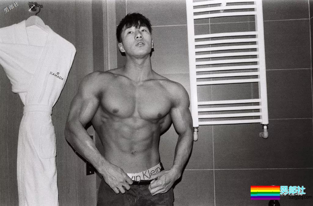 北体大超man体育生，阳刚腱子肉大筋霸！直言不拒粉丝试手感！ - 51虹马