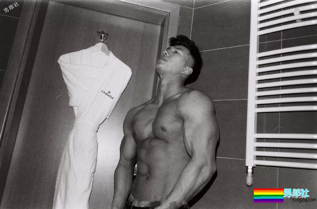 北体大超man体育生，阳刚腱子肉大筋霸！直言不拒粉丝试手感！ - 51虹马