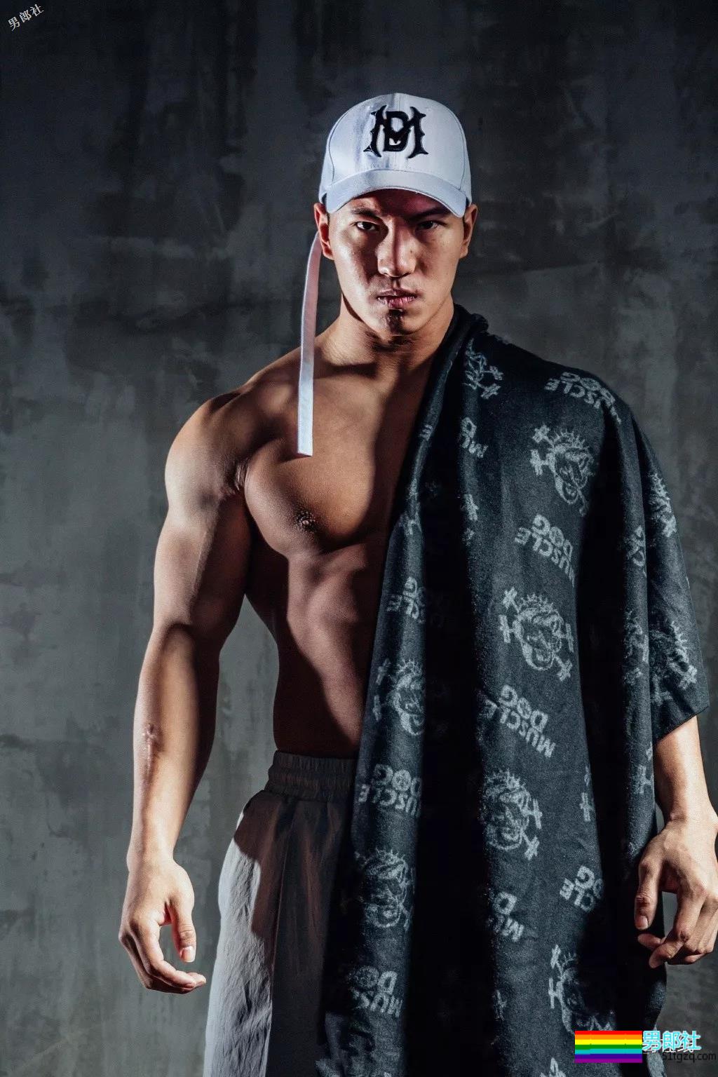 北体大超man体育生，阳刚腱子肉大筋霸！直言不拒粉丝试手感！ - 51虹马