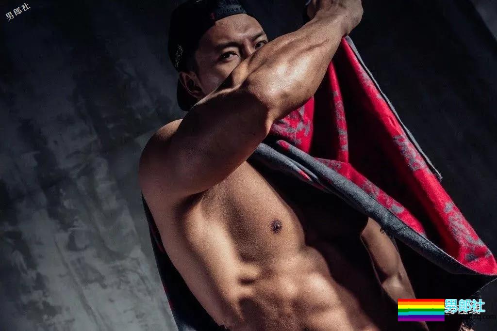 北体大超man体育生，阳刚腱子肉大筋霸！直言不拒粉丝试手感！ - 51虹马