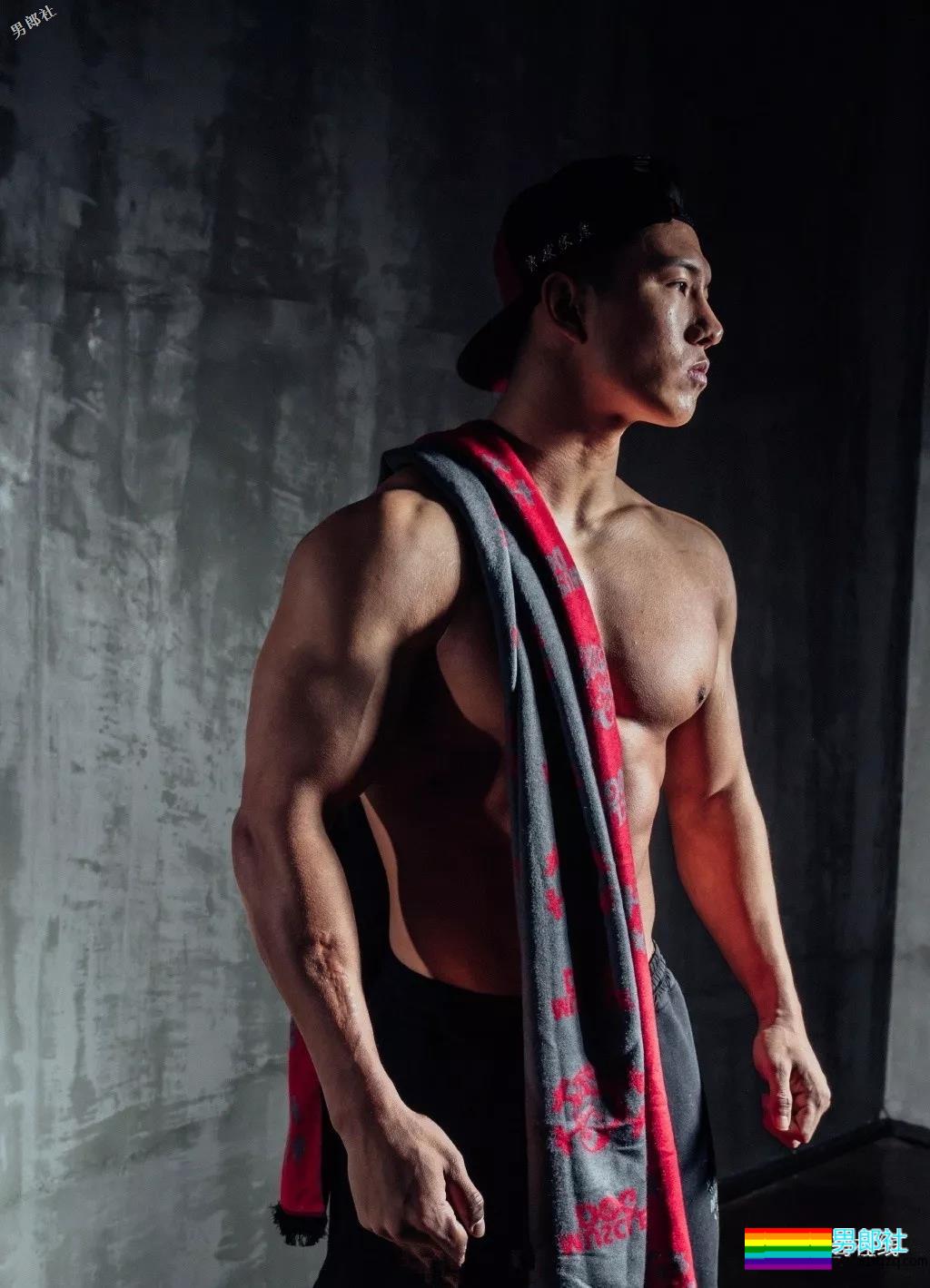 北体大超man体育生，阳刚腱子肉大筋霸！直言不拒粉丝试手感！ - 51虹马