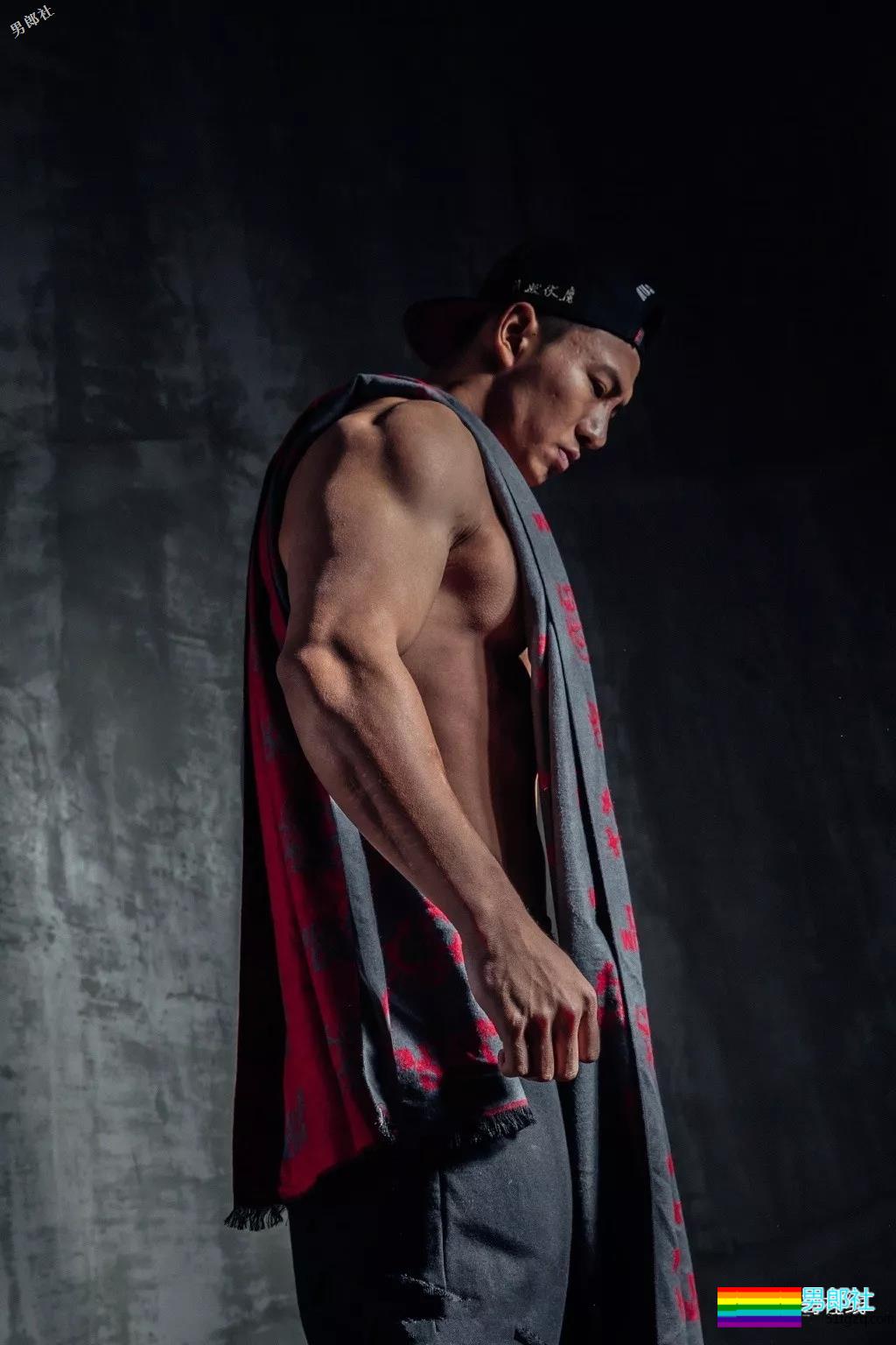 北体大超man体育生，阳刚腱子肉大筋霸！直言不拒粉丝试手感！ - 51虹马