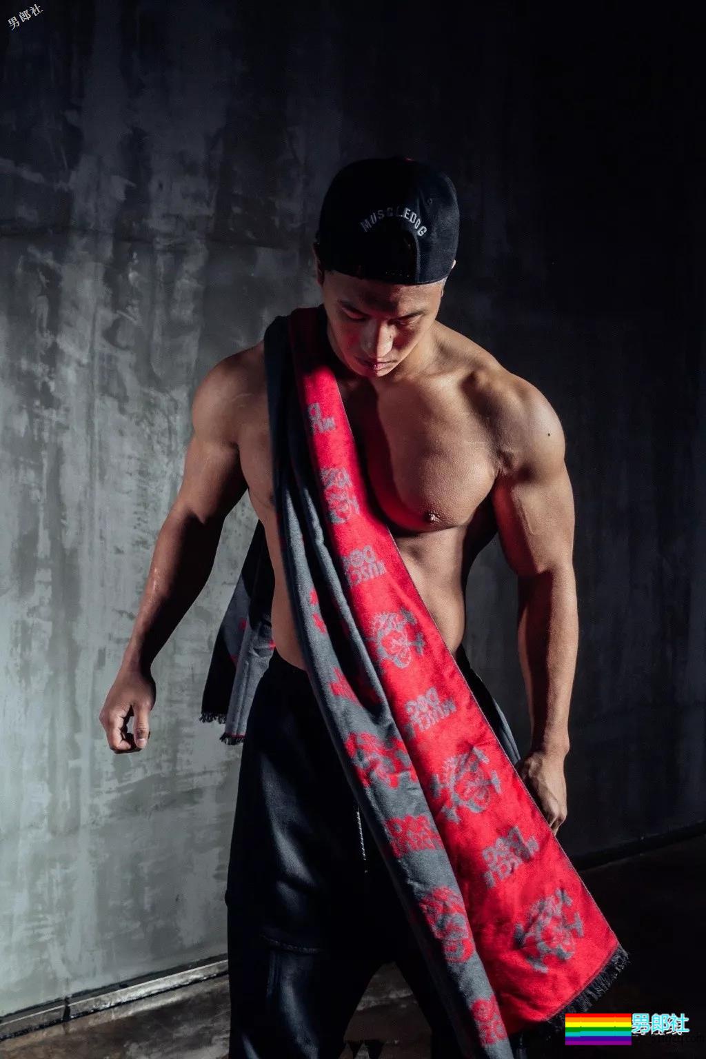 北体大超man体育生，阳刚腱子肉大筋霸！直言不拒粉丝试手感！ - 51虹马