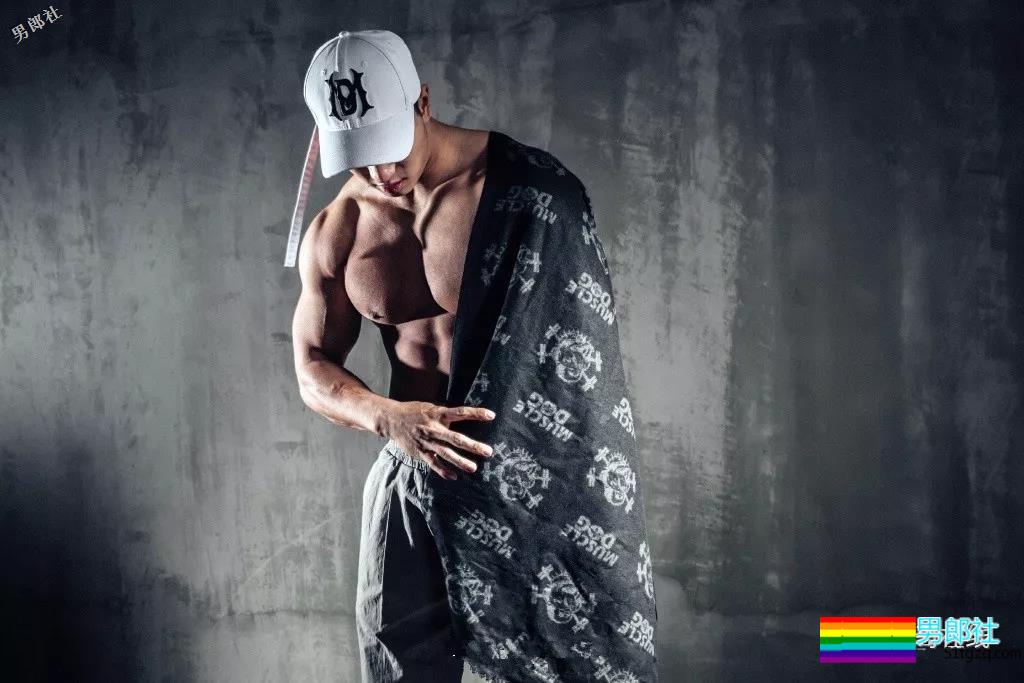 北体大超man体育生，阳刚腱子肉大筋霸！直言不拒粉丝试手感！ - 51虹马