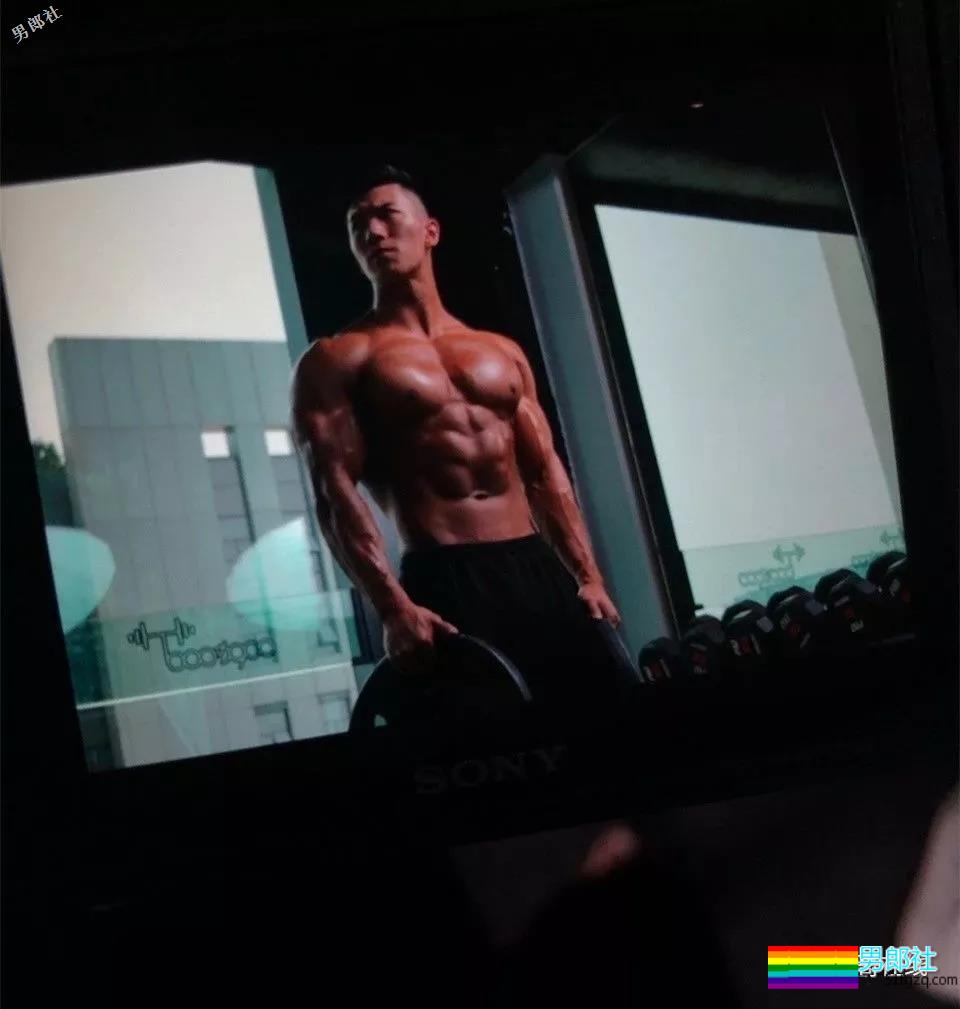 北体大超man体育生，阳刚腱子肉大筋霸！直言不拒粉丝试手感！ - 51虹马