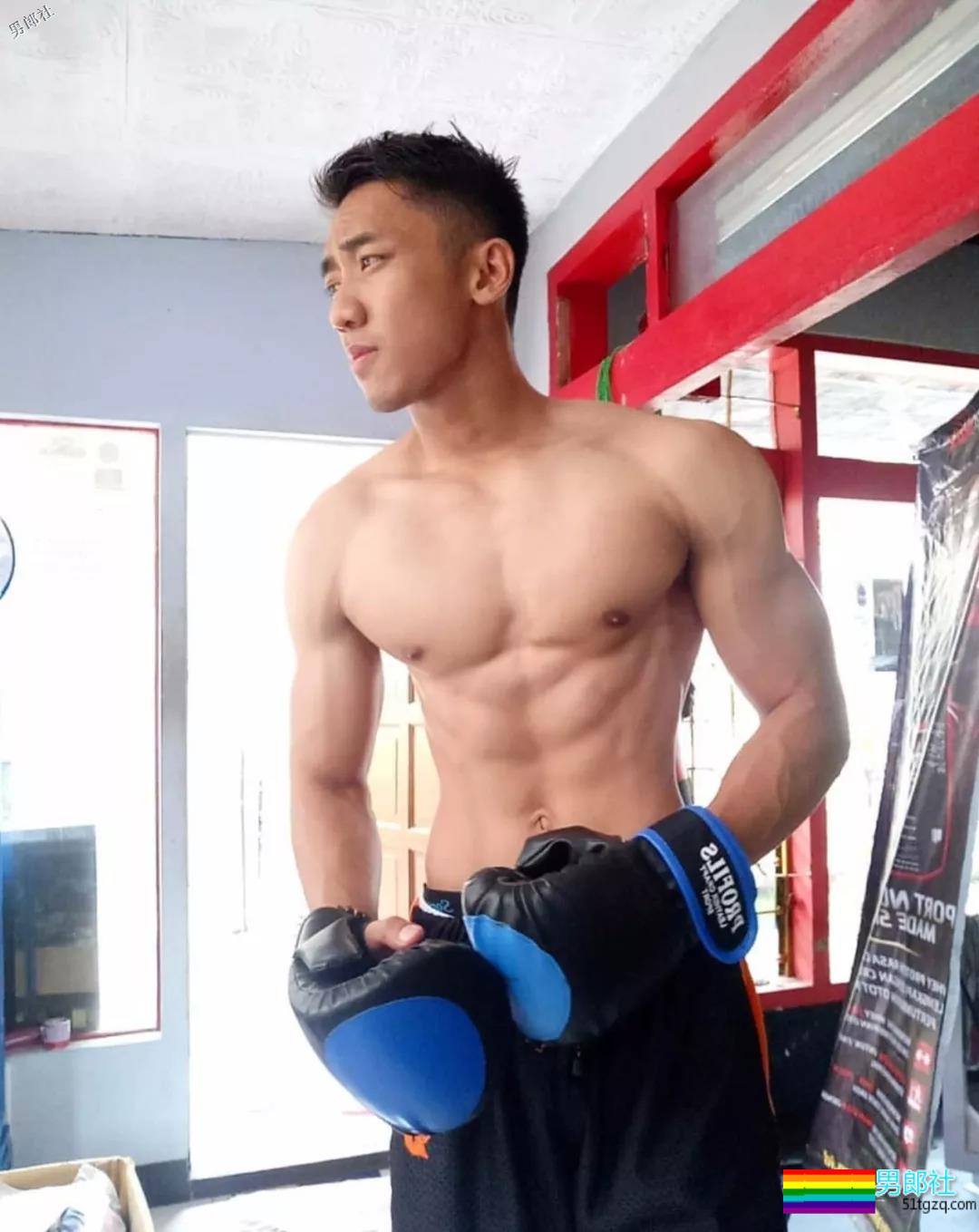 这两款肌肉大大的帅哥，你中意的是？ - 51虹马