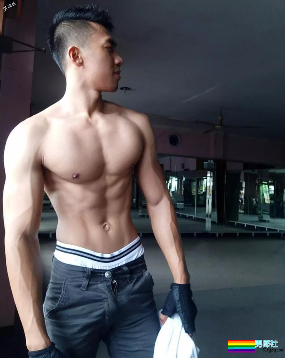 这两款肌肉大大的帅哥，你中意的是？ - 51虹马