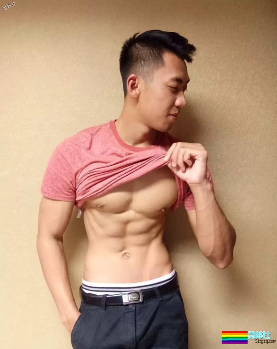 这两款肌肉大大的帅哥，你中意的是？ - 51虹马