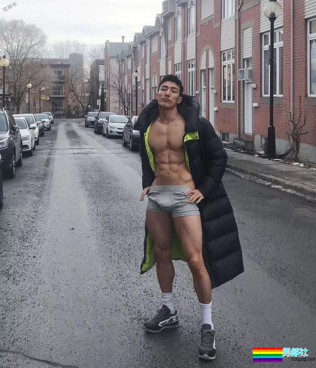 健壮体育生男模，冰天雪地竟穿短裤漏身材？ - 51虹马