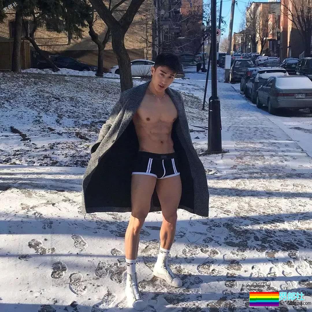 健壮体育生男模，冰天雪地竟穿短裤漏身材？ - 51虹马