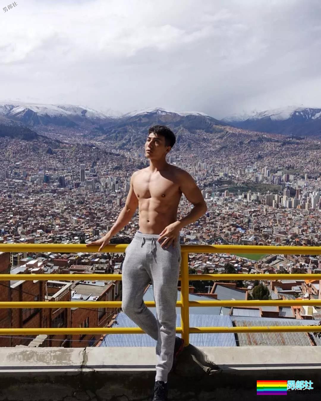 健壮体育生男模，冰天雪地竟穿短裤漏身材？ - 51虹马