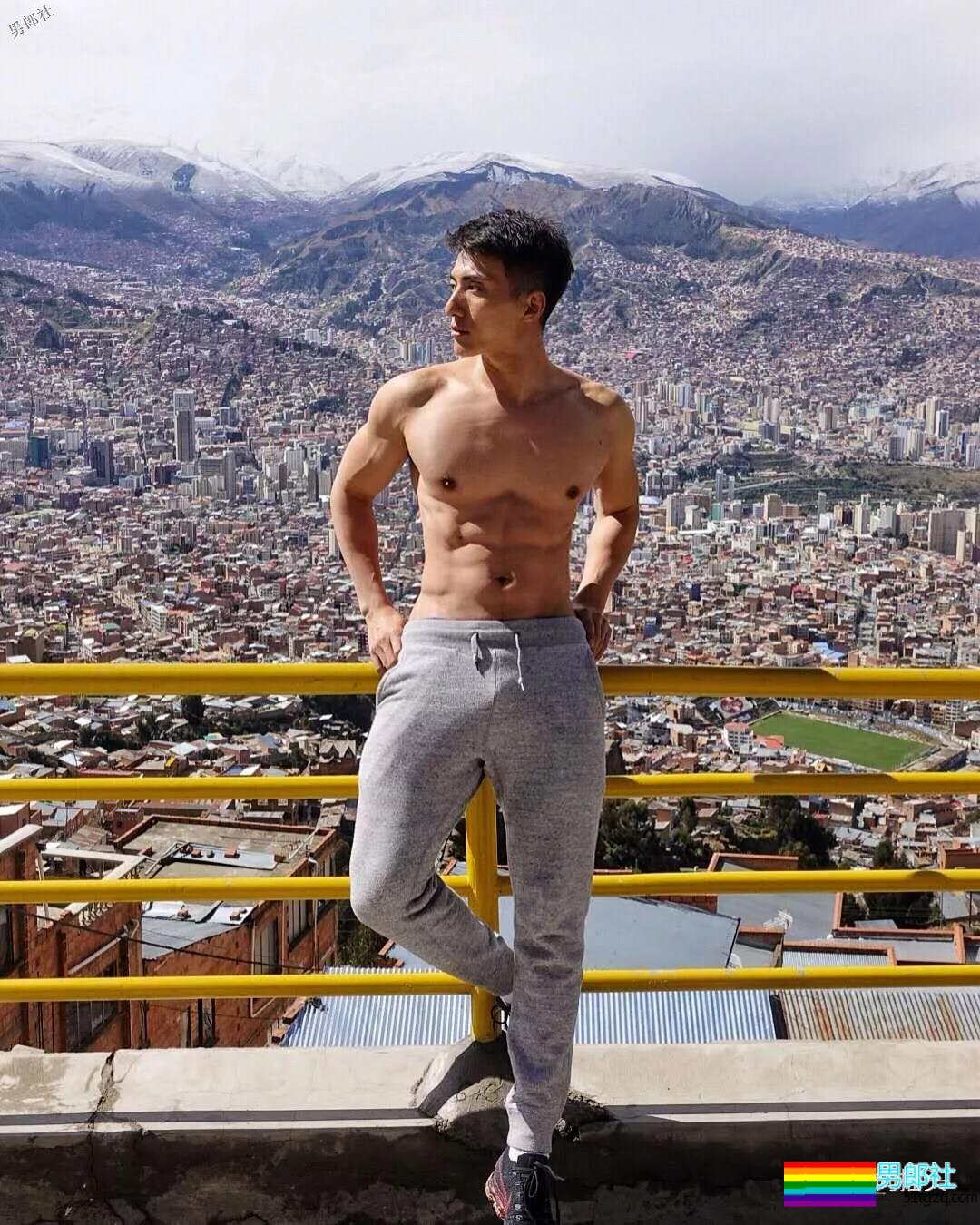 健壮体育生男模，冰天雪地竟穿短裤漏身材？ - 51虹马