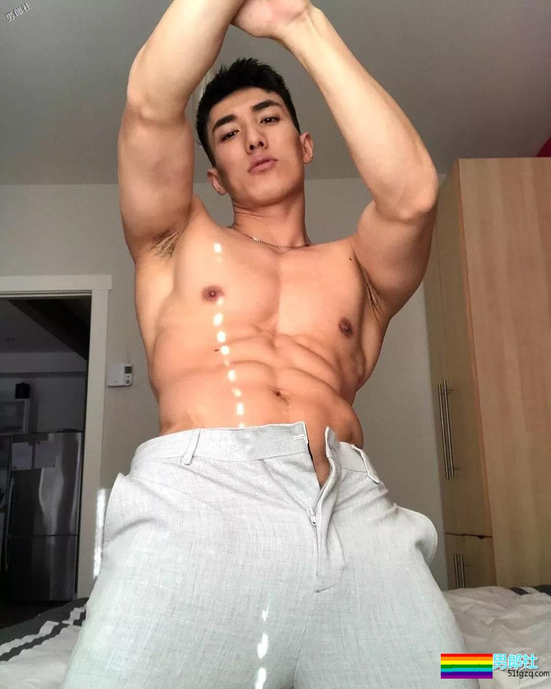 健壮体育生男模，冰天雪地竟穿短裤漏身材？ - 51虹马