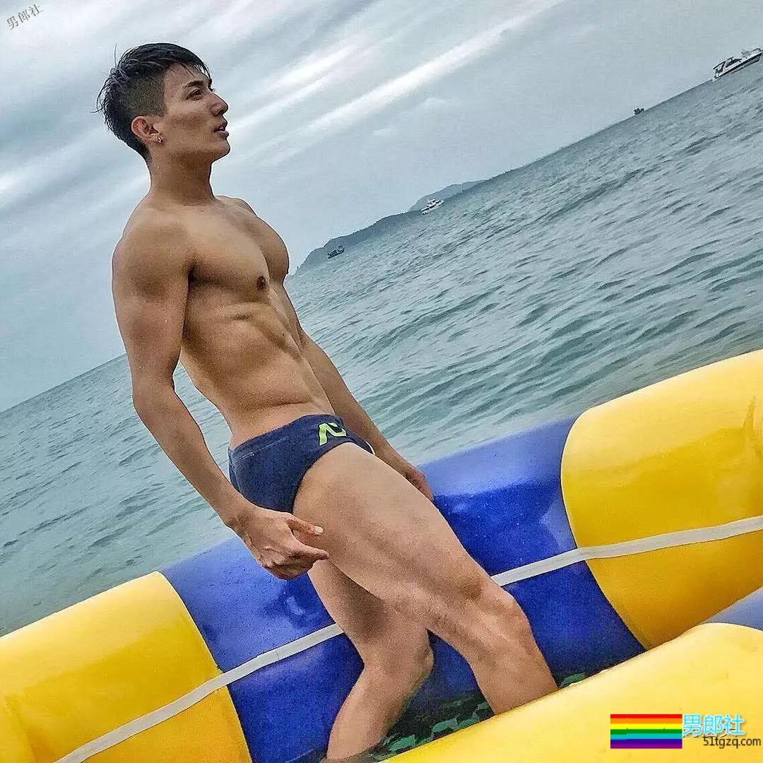 健壮体育生男模，冰天雪地竟穿短裤漏身材？ - 51虹马