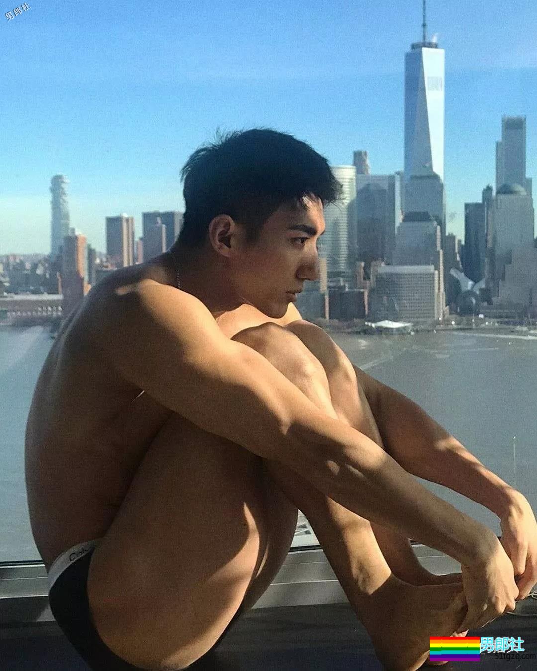 健壮体育生男模，冰天雪地竟穿短裤漏身材？ - 51虹马