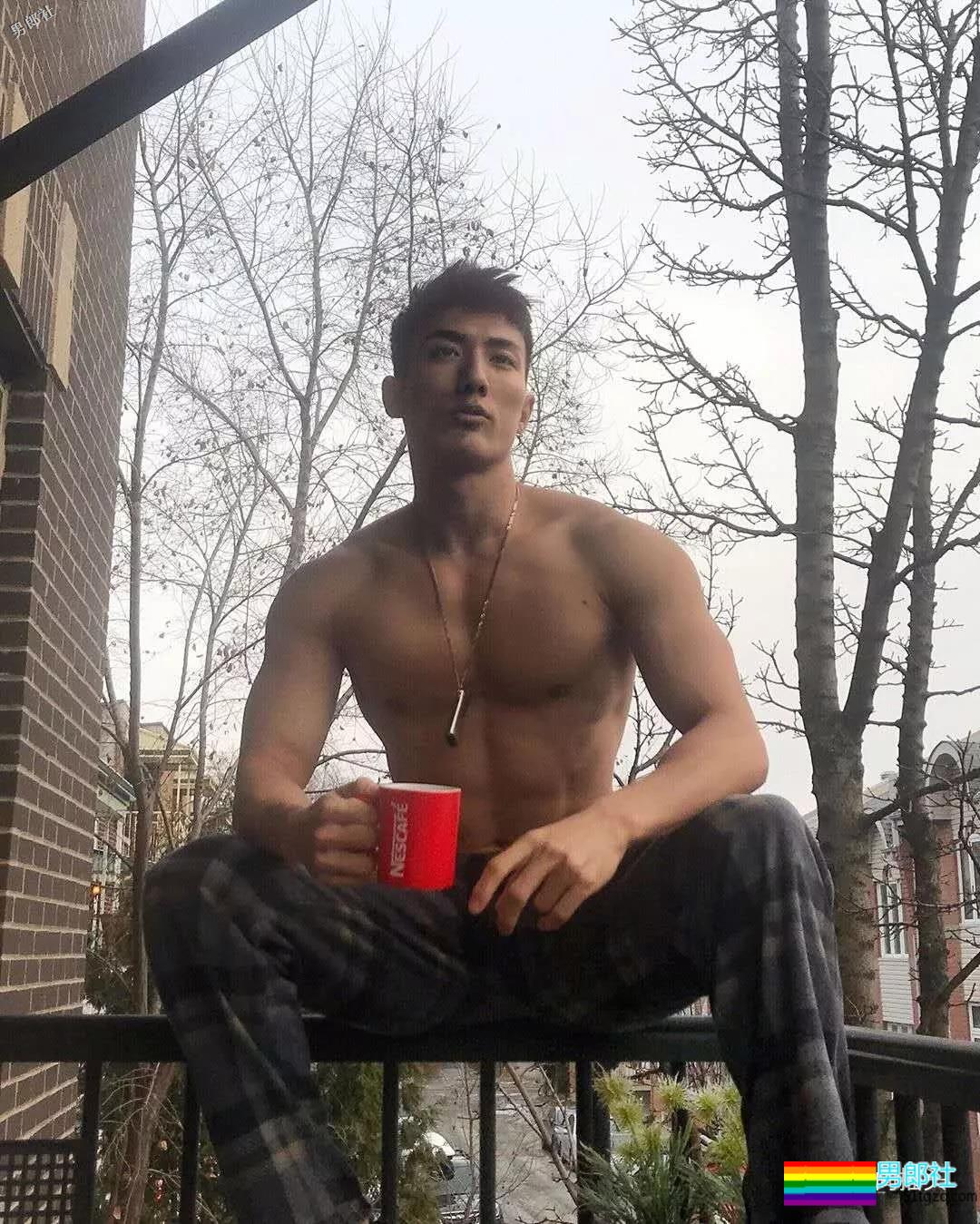 健壮体育生男模，冰天雪地竟穿短裤漏身材？ - 51虹马