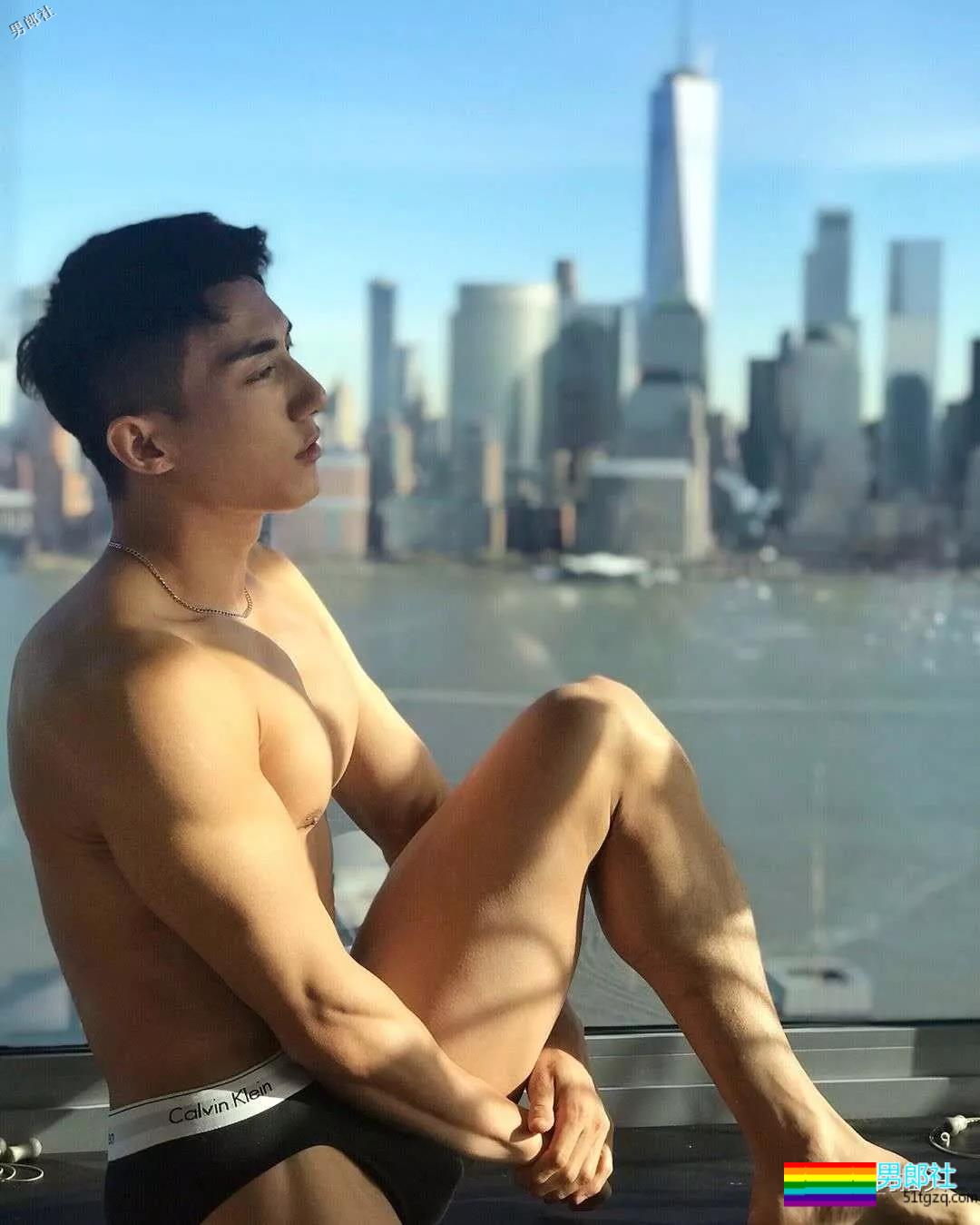 健壮体育生男模，冰天雪地竟穿短裤漏身材？ - 51虹马