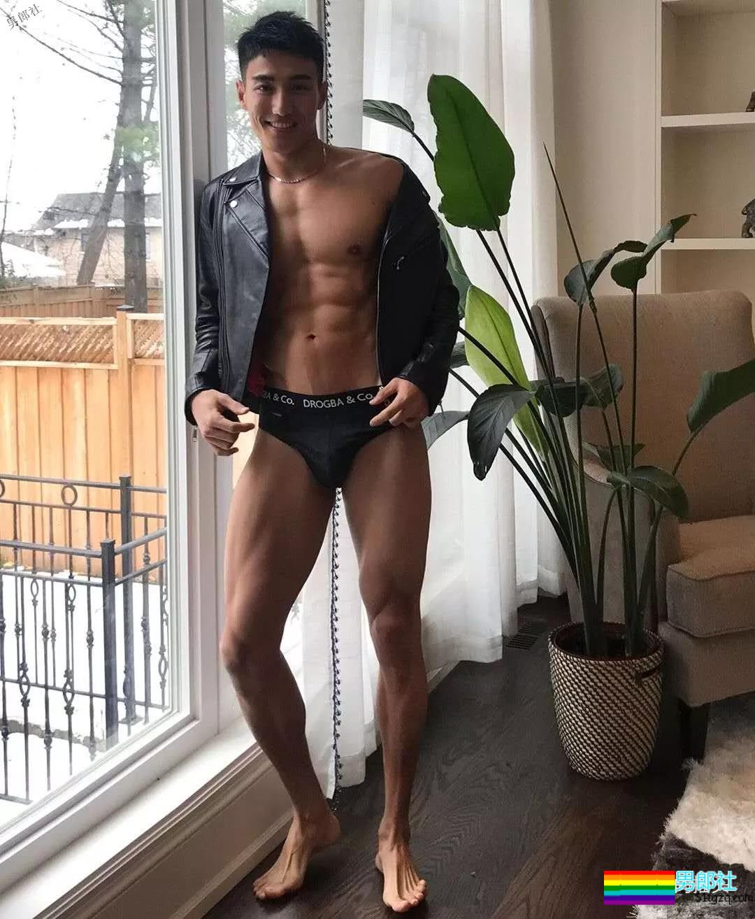 健壮体育生男模，冰天雪地竟穿短裤漏身材？ - 51虹马