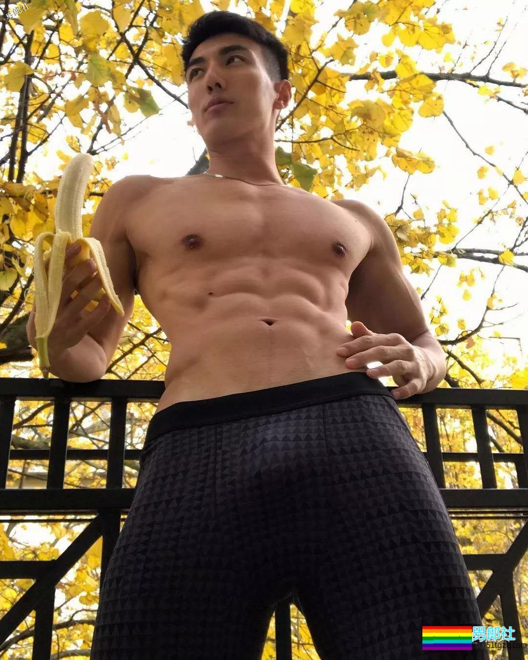 健壮体育生男模，冰天雪地竟穿短裤漏身材？ - 51虹马