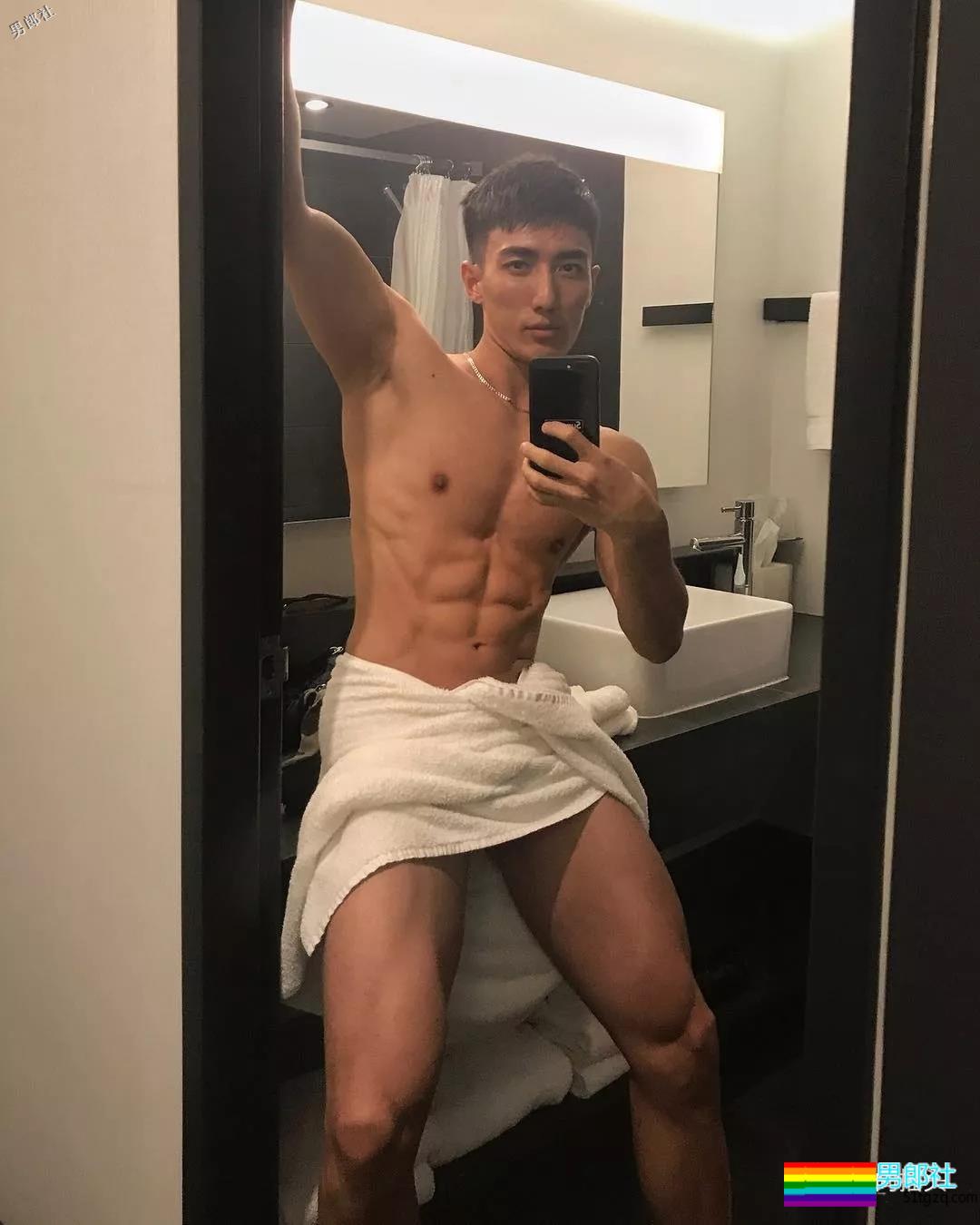 健壮体育生男模，冰天雪地竟穿短裤漏身材？ - 51虹马