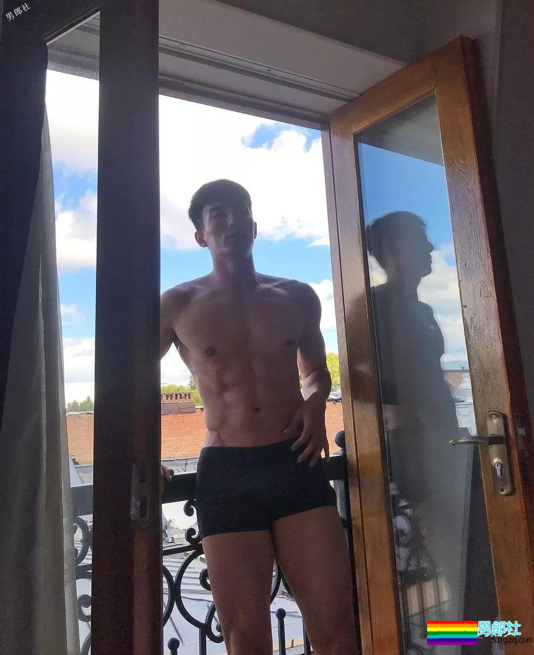 健壮体育生男模，冰天雪地竟穿短裤漏身材？ - 51虹马