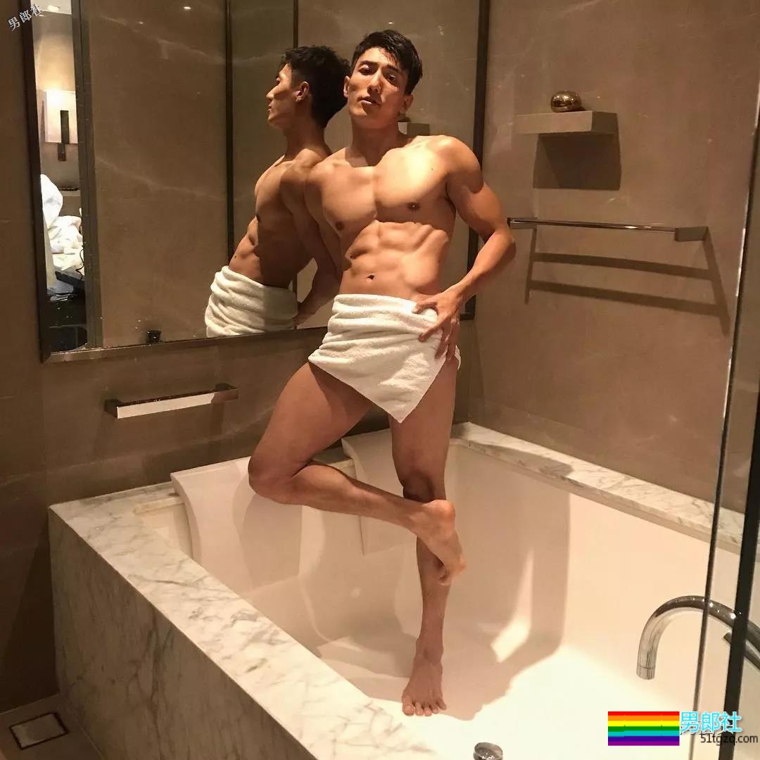 健壮体育生男模，冰天雪地竟穿短裤漏身材？ - 51虹马